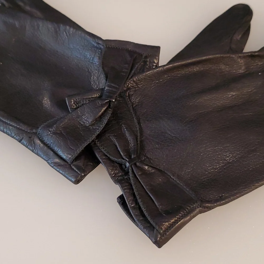 Vintage Black gloves for smaller hands bow detail